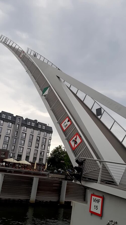 Lightpanda Session Bridge Lets AI Agents Hijack Real Browser Logins — Gdansk - Ołowianka, Bascule bridge closing